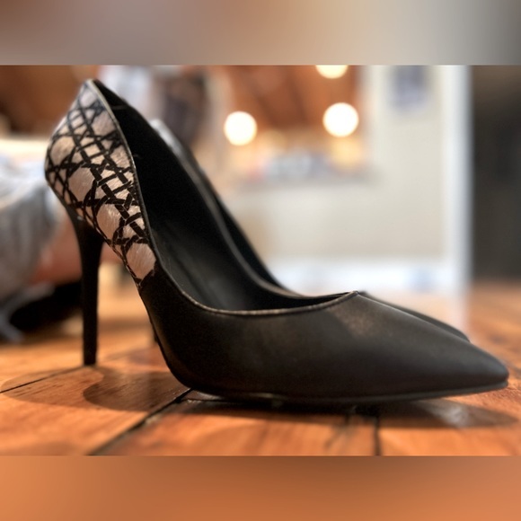 Charles David Shoes - Black Leather Pumps with Black & White Fur Detailing